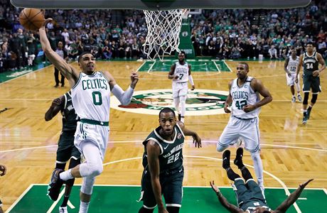 Celtics dokázali postoupit i bez svých dlouhodob zranných hvzd Kyrieho...