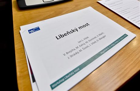 Zprávy Kloknerova ústavu o stavu Libeského mostu pipravené na stolech...