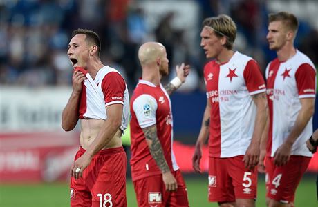 Zklamaný Jan Boil (vlevo) a jeho spoluhrái ze Slavie.