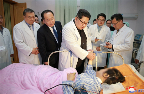 Severokorejský vdce Kim ong-un navtívil zranné po nehod autobusu s...