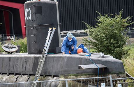 Policejn technici zkoumaj ponorku konstruktra Petera Madsena, na kter ml...