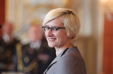 Ministryn obrany v demisi Karla lechtová.