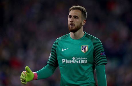 Slovinský branká Atlética Madrid Jan Oblak pi semifinále Evropské ligy proti...