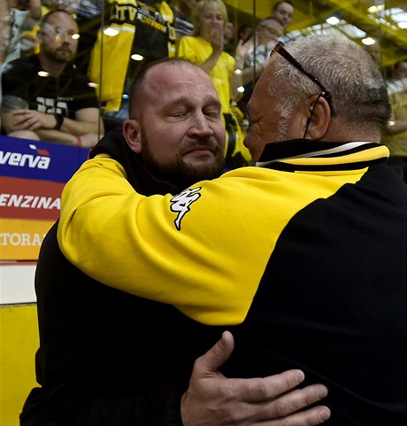 Litvínov vs. Kladno. Dojatý trenér Litvínova Jií légr po vítzném utkání....