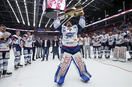 Hokejisté Komety Brno slaví mistrovský titul na led Tince.