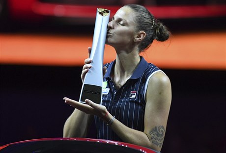 Karolína Plíšková s vítěznou trofejí ze Stuttgartu.