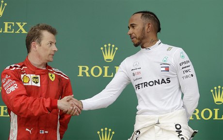 Lewis Hamilton gratuluje Kimimu Räikkönenovi.