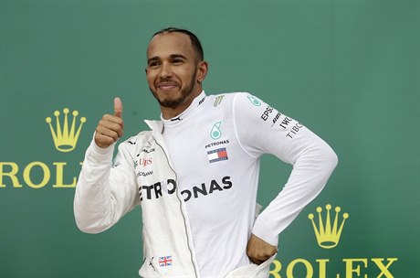 Lewis Hamilton zvýil náskok na Sebastiana Vettela na 17 bod.
