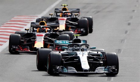 Valtteri Bottas s Mercedesem jet na ele GP Ázerbájdánu.