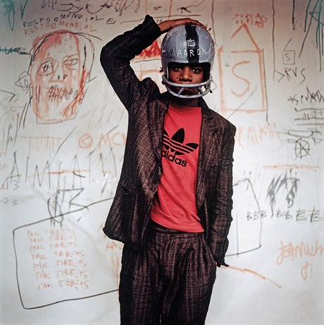 Jean-Michel Basquiat v helm hráe amerického fotbalu (1981)