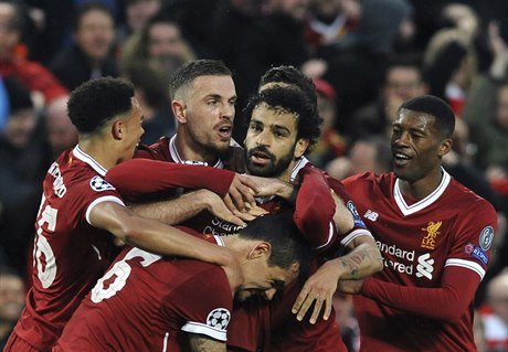 Hrái Liverpoolu slaví Salahv gól