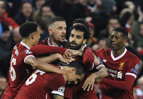Hrá�i Liverpoolu slaví Salah�v gól