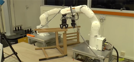 Robot singapurských vdc dokázal sloit idli od IKEA.