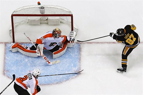 Branká Philadelphia Flyers Michal Neuvirth pi zákroku proti stele Sidneyho...