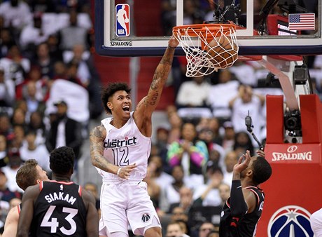 Kelly Oubre Jr. z Washington Wizards dává ko v zápase proti Toronto Raptors.