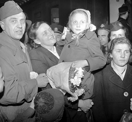 Hana Buková, rozená potová, na archivním snímku z roku 1947 v náruí své...