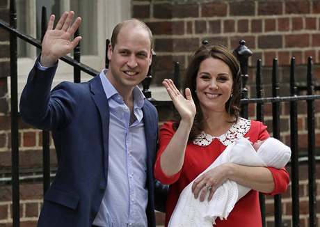 Princ William a vévodkyně z Cambridge Kate s novorozeným synem.
