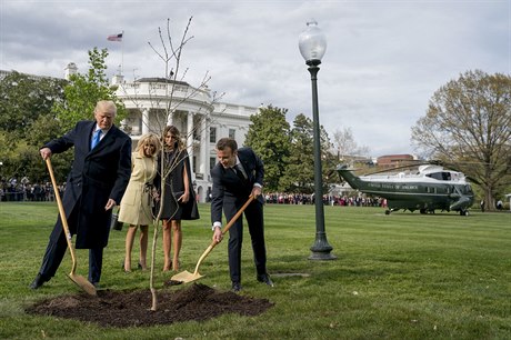 Donald Trump a Emmanuel Macron společně zasadili strom na zahradě Bílého domu....