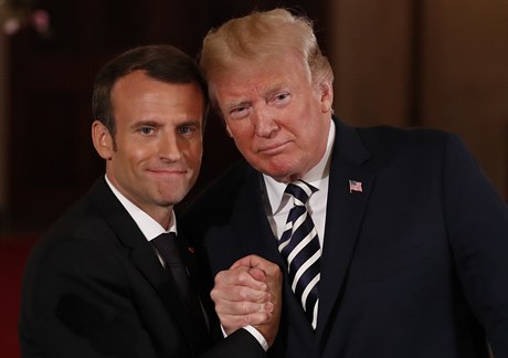 Trump a Macron spolen pózují na fotku.