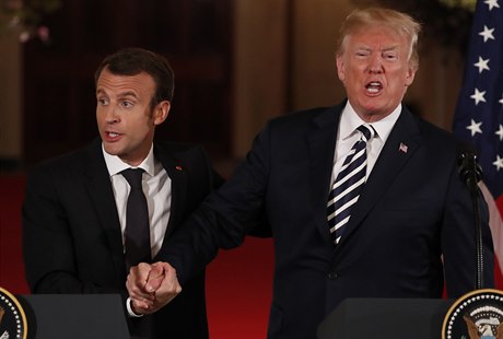 Emmanuel Macron a Donald Trump během tiskové konference v Bílém domě.