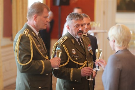Generál Aleš Opata (uprostřed) střídá na pozici náčelníka generálního štábu...