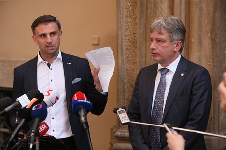 Jií Zimola a Roman Onderka ped jednáním o koaliní vlád s ANO.
