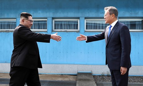 Severokorejský vůdce Kim Čong-un si podává ruku s jihokorejským prezidentem Mun...