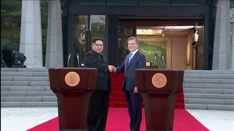 Jihokorejský prezident Mun Če-in a severokorejský vůdce Kim Čong-un si podávají...