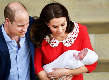 Princ William a jeho ena Catherine, vévodkyn z Cambridge se synem Louisem...