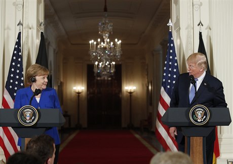 Donald Trump a Angela Merkelová na tiskové konferenci po setkání v Bílém dom.