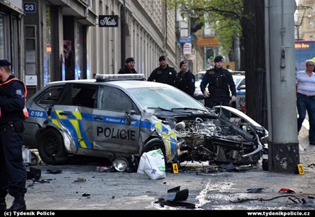 V Praze se srazilo policejní auto s osobním vozem. Po nárazu zaalo hoet.