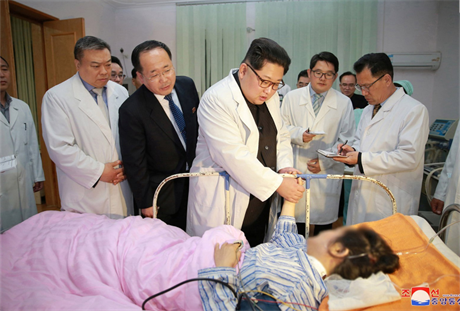 Severokorejský vůdce Kim Čong-un navštívil zraněné po nehodě autobusu s...