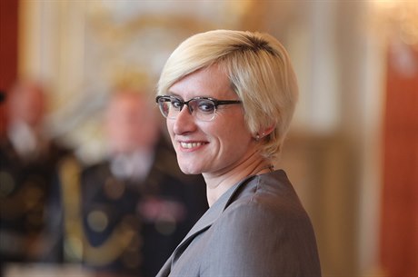 Ministryn obrany v demisi Karla lechtová.