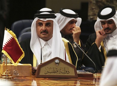 Katarský šejk Hamad bin Khalifa Al Thani na konferenci v Kuvajtu.