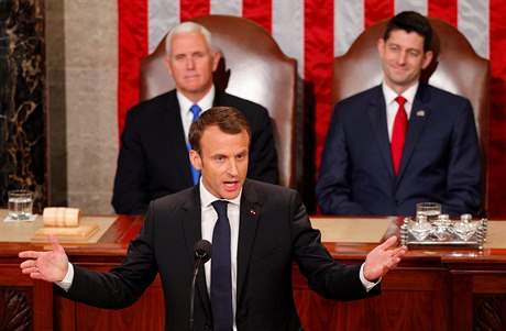 Francouzský prezident Emmanuel Macron na spoleném setkání obou komor...