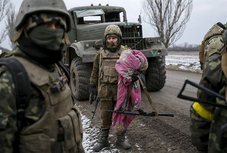 Na archivním snímku z února 2015 ukrajintí vojáci u donbaského Artemivsku.