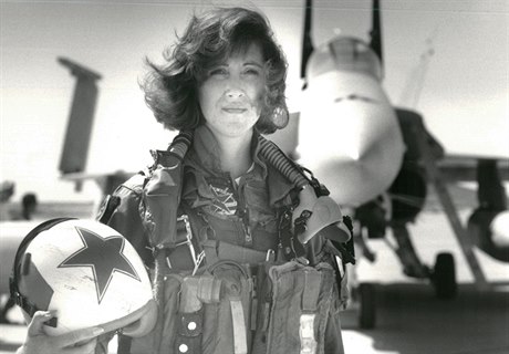 Pilotka Tammie Jo Shults, která přistála s poškozeným letadlem.