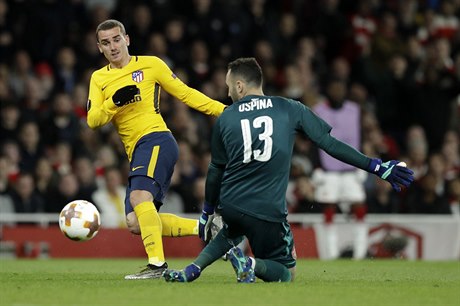 Antoine Griezmann (vlevo) dává branku Arsenalu