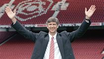 Francouzský manažer Arsenalu Arsene Wenger při podpisu smlouvy 22. září 1996.