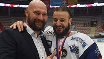 Hokejist Komety Brno slav. Zleva hlavn trenr Libor Zbransk a Martin...