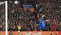 Liverpool vs. AS m, semifinle Ligy mistr: Ramses Alisson inkasuje prvn...