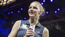 Karolna Plkov s trofej pro ampionku turnaje ve Stuttgartu.
