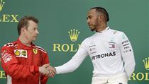 Lewis Hamilton z Mercedesu a Kimi Räikkönen z Ferrari na stupních vítězů GP...