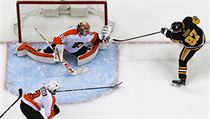 Brankář Philadelphia Flyers Michal Neuvirth při zákroku proti střele Sidneyho...