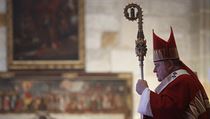 Kardinál Dominik Duka s holí, která symbolizuje jeho úřad.