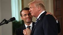 Ptelsk atmosfra je patrn na prvn pohled. Emmanuel Macron si tese rukou...