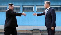 Severokorejsk vdce Kim ong-un si podv ruku s jihokorejskm prezidentem Mun...