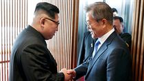 Severokorejský vůdce Kim Čong-un a jihokorejský prezident Mun Če-in si...