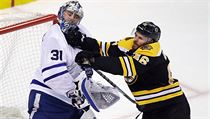 David Krej (46) a Frederik Andersen (31) bhem zpasu Boston Bruins proti...