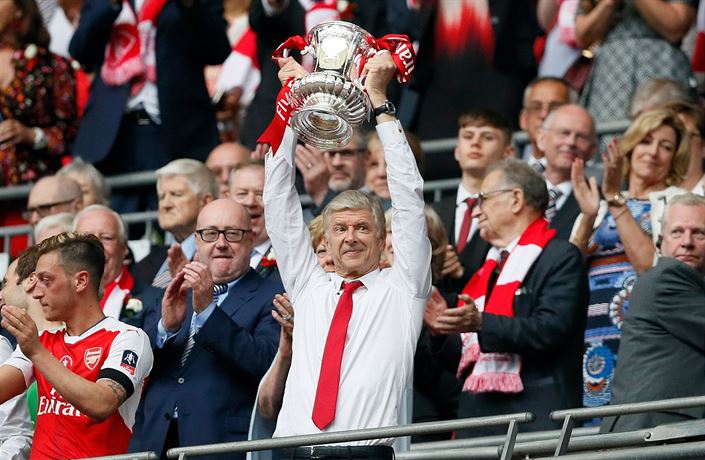 Francouzský mana�er Arsene Wenger v roce 2017 s trofejí pro vít�ze F.A. Cupu.